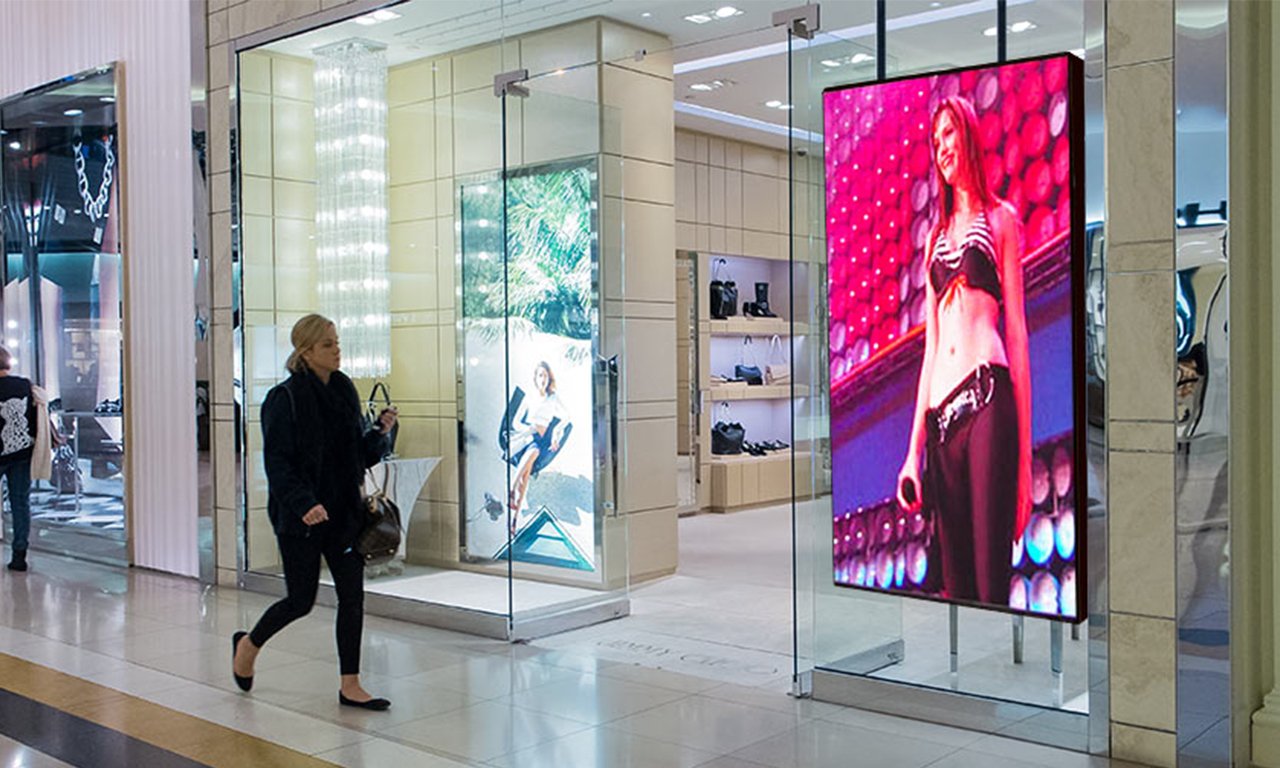 Витринные телевизоры. Digital Signage экраны. Digital Signage в торговых центрах. Экран для витрины. Светодиодные дисплеи в витринах.