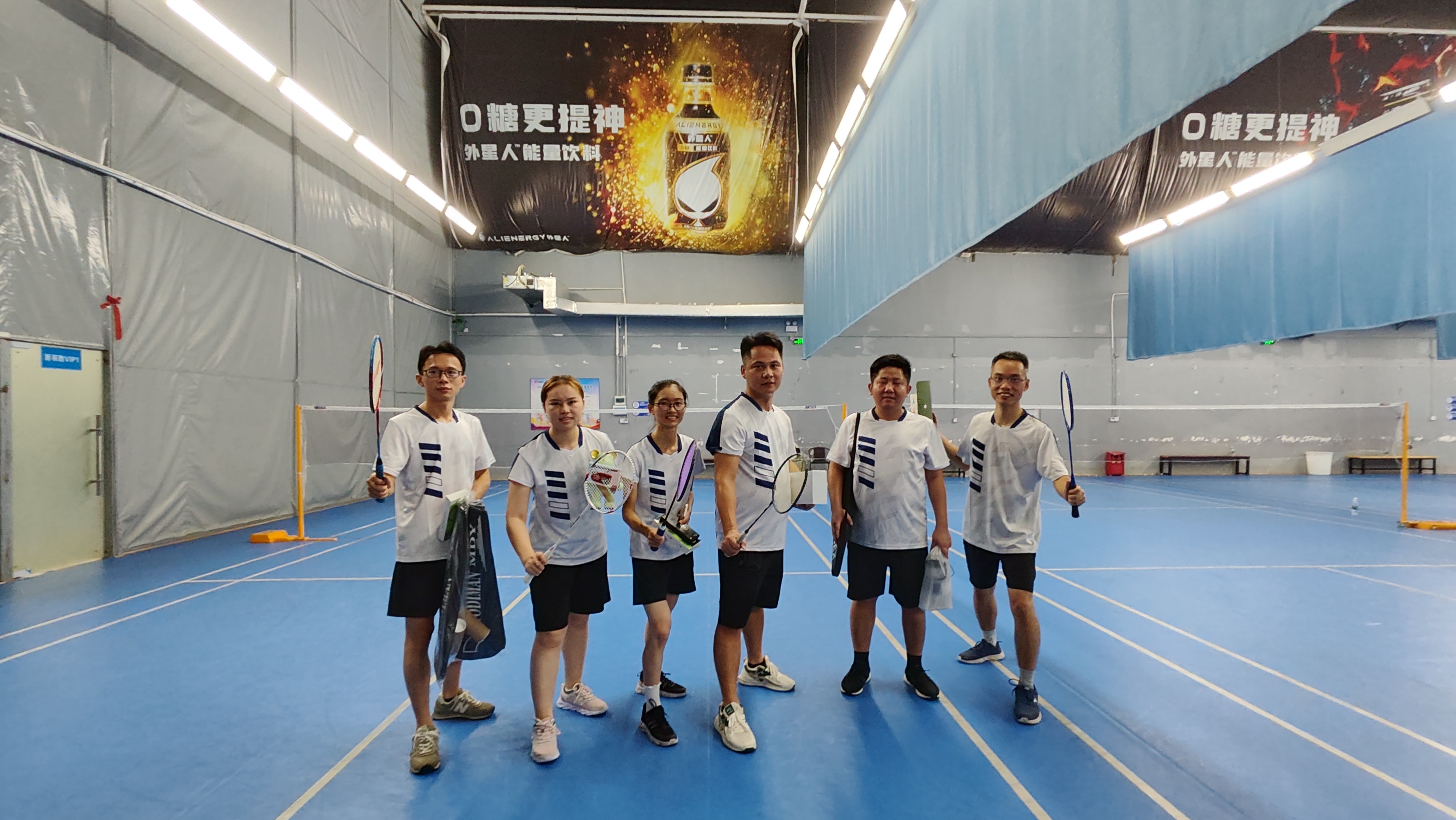 EagerLED membri ai echipei la un eveniment de badminton al companiei