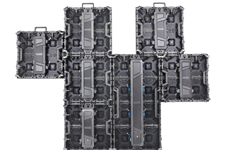 EA500C6 e EA1000C6 Armários de LED EA500C6 e EA1000C6 para locação, em configuração escalonada de tamanhos variados.