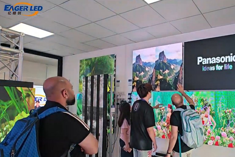 Welcome Kuwait customers to visit our LED display factory