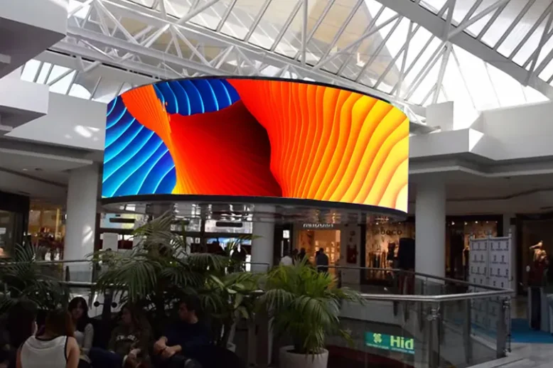 Écran LED extérieur dans un centre commercial Écran LED extérieur dans un centre commercial