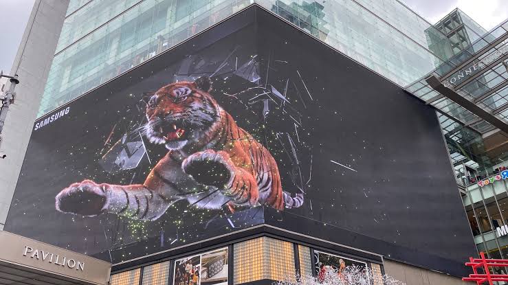 images LED Display Manufacturer in China EagerLED Gigantic outdoor ad showing a roaring tiger breaking through shattered glass on the Samsung billboard above Pavilion Mall storefront