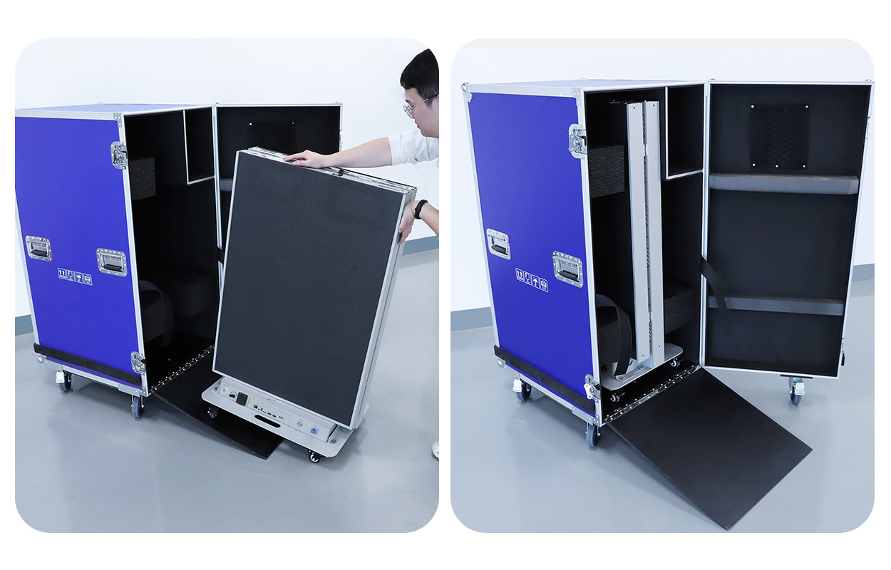 EA1920iP5 室內LED海報顯示器 7 中國LED顯示器製造商 EagerLED 在錄音室裡,一名工作人員正將一個大型黑色設備面板裝入一個敞開的藍色帶輪航空箱中,準備運輸。航空箱放在地上,機架面板已部分插入箱內。