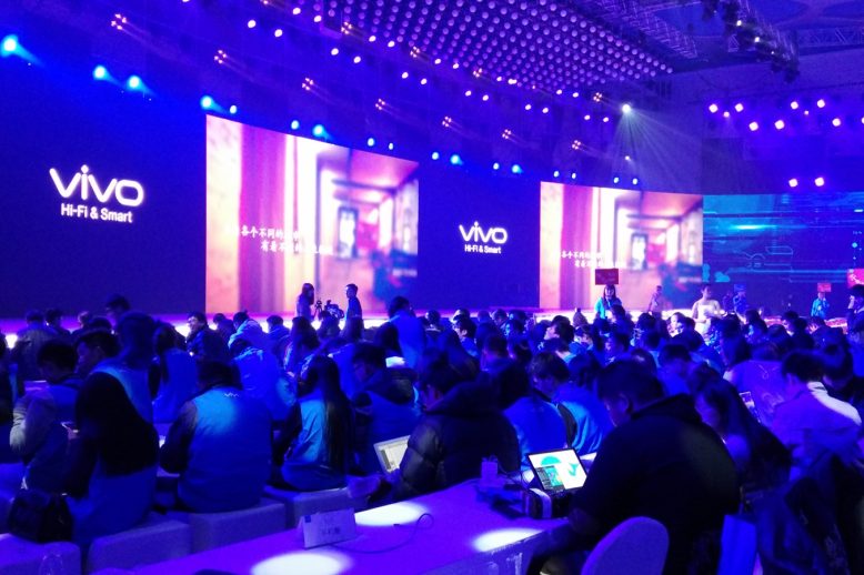 Écran LED intérieur lors d'une conférence Écran LED intérieur dans un grand centre de conférence