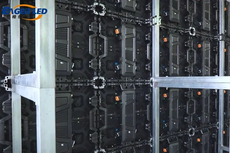 租賃用LED燈箱的後視圖,該燈箱固定在支撐架上