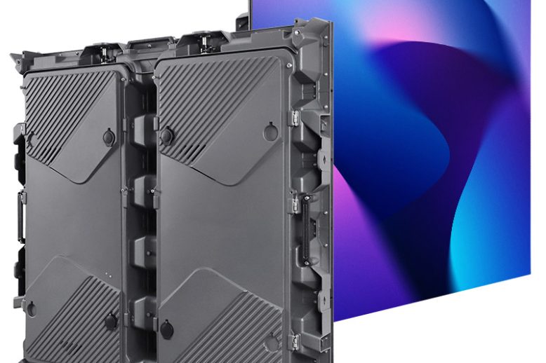 EA960R5-LED-Panneau d'affichage-9 Vue arrière de deux panneaux d'affichage LED modulaires avec leur matériel de montage, devant une image d'impact colorée sur écran située derrière eux.