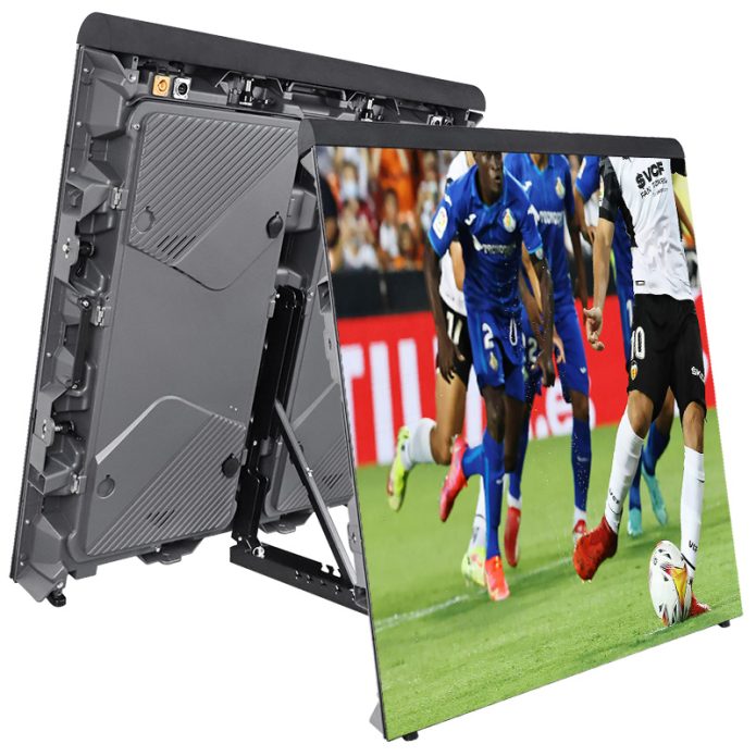 EA960SP5-Stadyum-LED-Ekran-9 Bir ayak üzerine yerleştirilmiş, ekranında futbol maçı gösterilecek şekilde açılı olarak konumlandırılmış büyük bir LED reklam/ekran paneli; ön panelde ise oyuncular görülebiliyor.