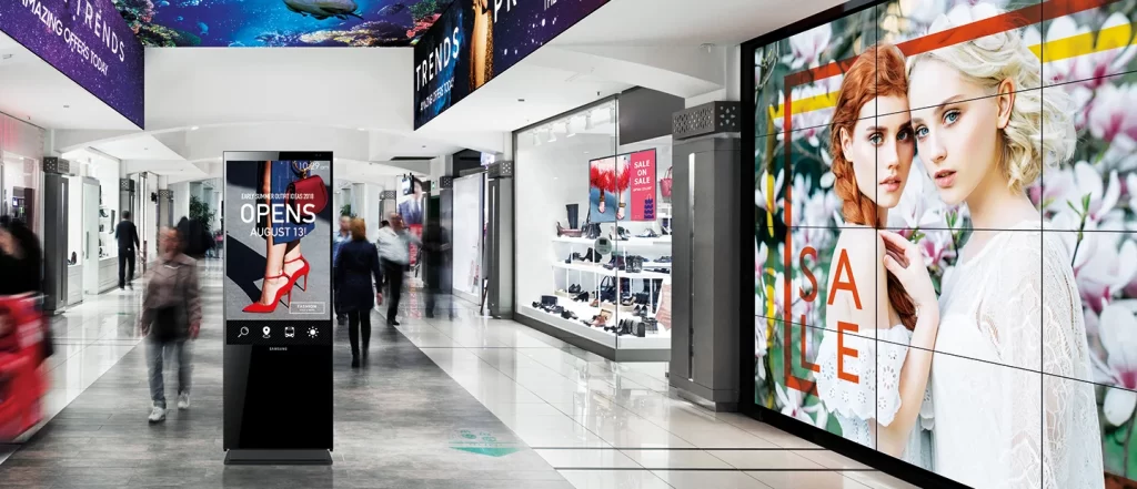 Cartel LED y videowall LED utilizados para señalización y publicidad en un centro comercial interior.