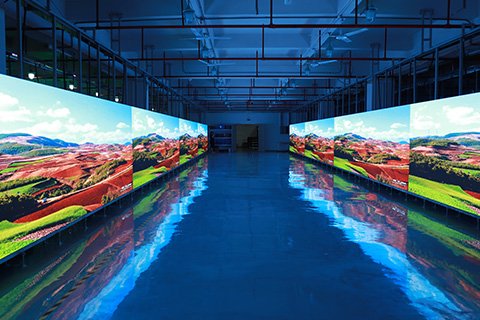 Rows of assembled LED screens running a full-screen aging test in the EagerLED โรงงาน