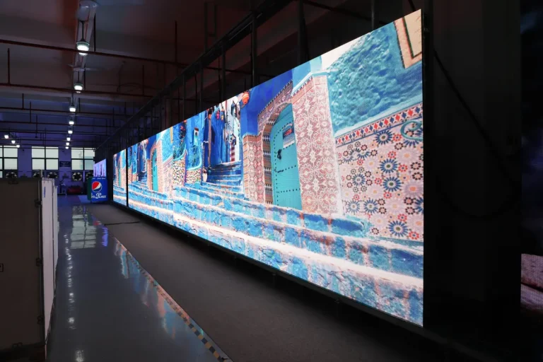Lungo videowall a LED illuminato con un'immagine di prova durante l'invecchiamento a schermo intero nel EagerLED fabbrica