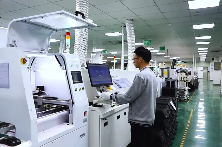 linea di rifusione SMT eagerled-shenzhen-factory Operatore che gestisce la linea SMT che monta i componenti sui PCB dei moduli LED presso EagerLED fabbrica