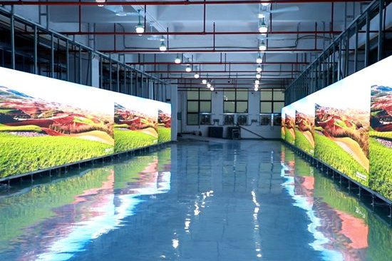 نمایشگرهای LED مونتاژ شده که محتوای آزمایش را در یک منطقه آزمایش کارخانه نشان می‌دهند