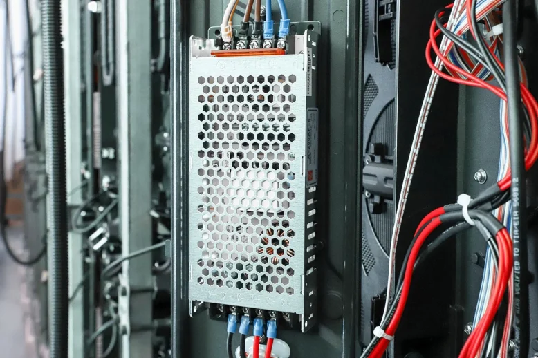 installation d'un boîtier d'alimentation pour écran LED Alimentation pour écran LED montée à l'intérieur d'une armoire avec câblage connecté
